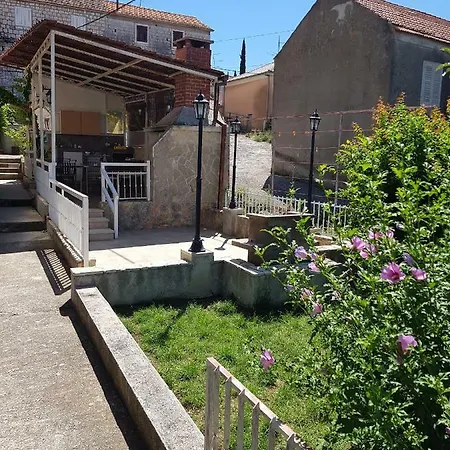 Mravak Τρογκίρ